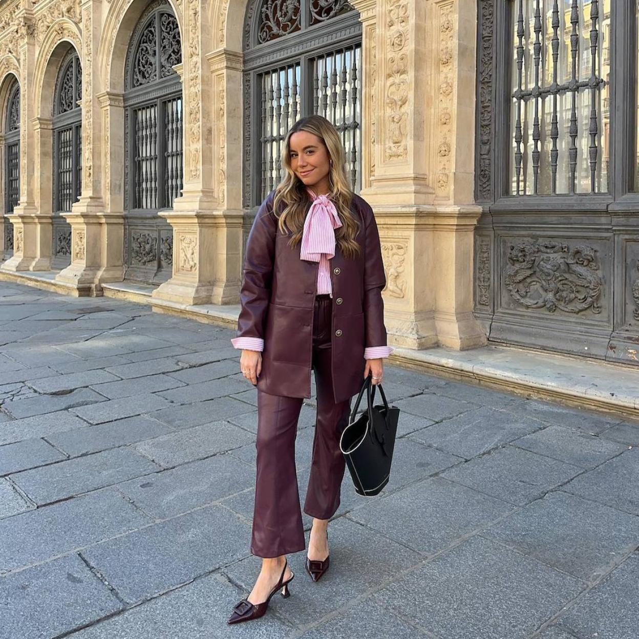 Influencer con conjunto burdeos made in Spain