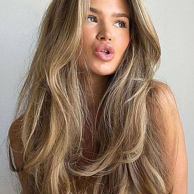 Modelo con corte long layered