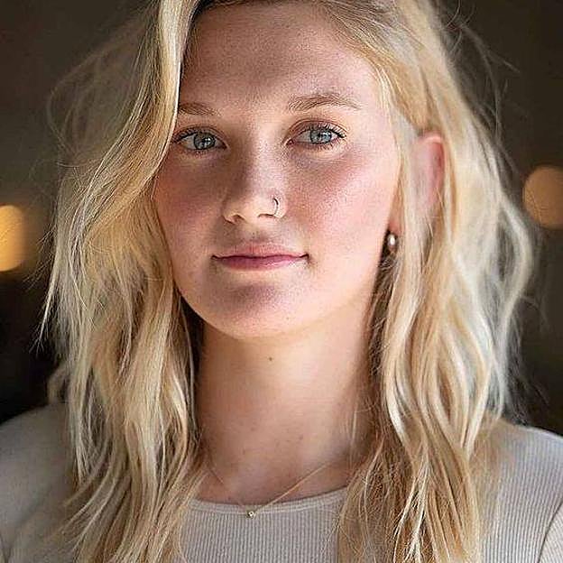 Mujer con peinado long layered en media melena