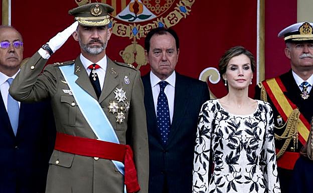 El rey Felipe y la reina letizia junto a Jaime Alfonsín en el centro de la imagen. 