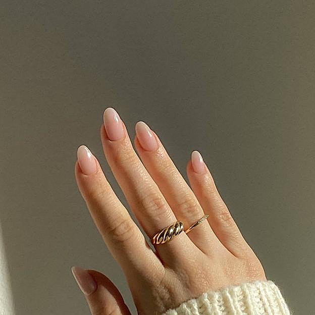 Mujer con tendencia de uñas jabón