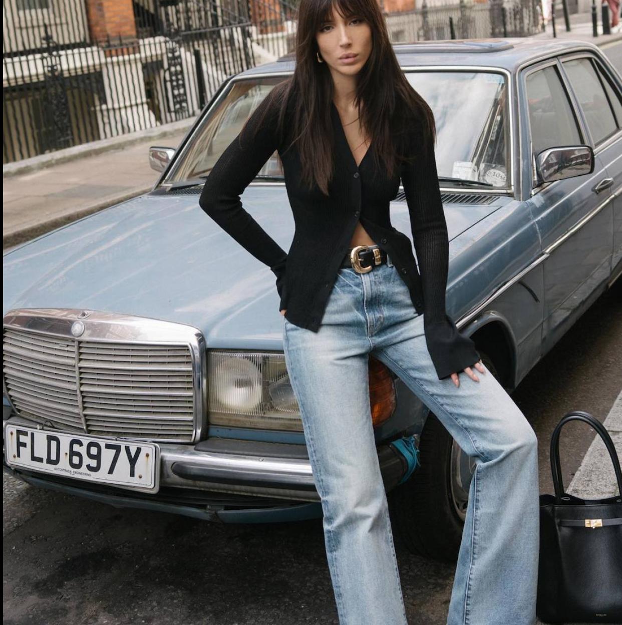 Influencer con vaqueros bootcut