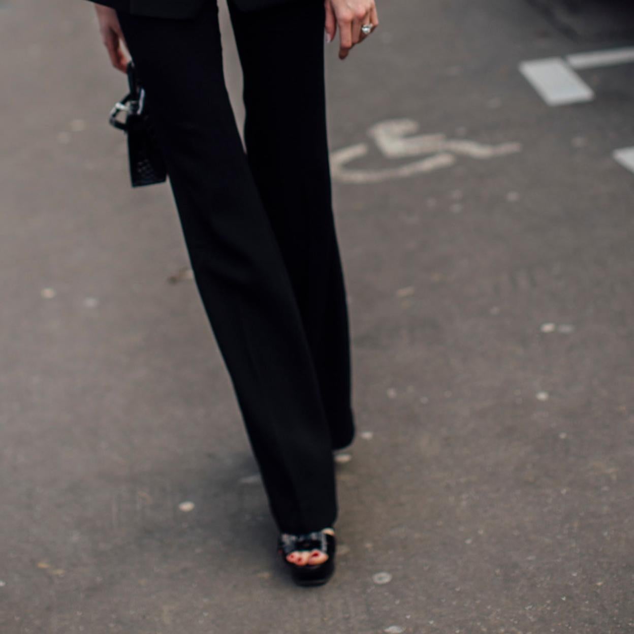 Zapatos con punta abierta.