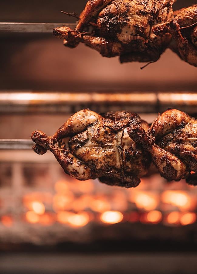 Imagen - Los pollos de Zagal1200 se maridan 24 horas en una salsa secreta y se cocinan a la brasa. / Zagal1200
