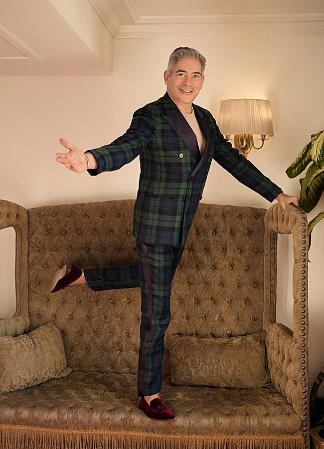 Imagen - Boris Izaguirre lleva traje de Polo Ralph Lauren, jersey de Loro Piana y slippers de Manolo Blahnik. Pulsera, sortijas y reloj de Cartier. Fotografia: Elena Olay / Estilista: Almudena Carnicero.