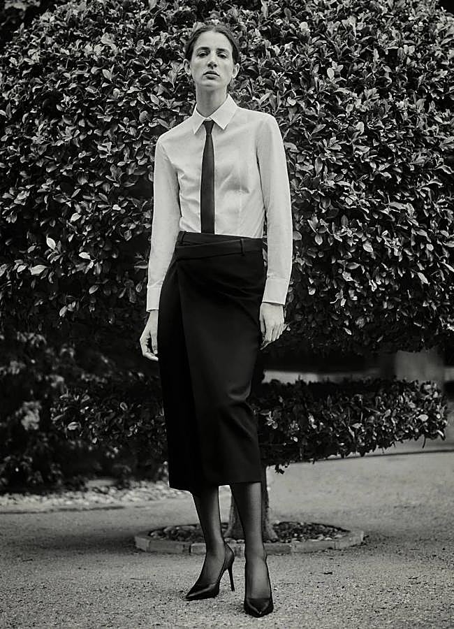 Imagen - Look de oficina con camisa blanca y falda lápiz negra