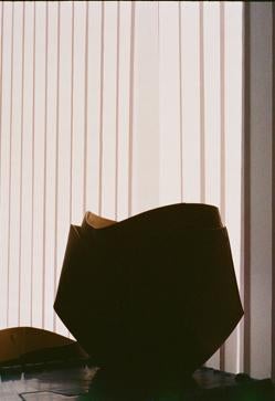 Imagen secundaria 2 - Detalles del proceso de confección de los bolsos de Polène, que se lleva a cabo en Ubrique.