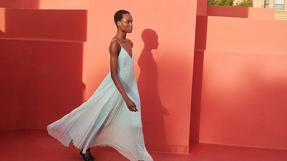 Imagen de la colaboración de Clare Waight Keller con Uniqlo.