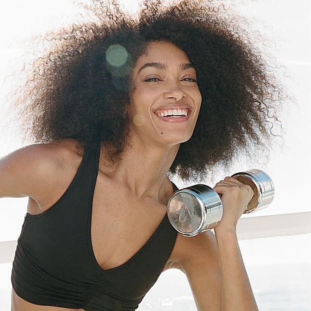 Los cinco mejores ejercicios con mancuernas para elevar el pecho en casa