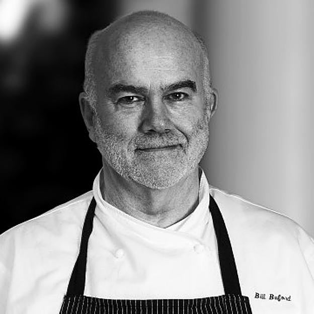 Bill Buford, escritor, periodista y cocinero apasionado que se mete en la gastronomía hasta la cocina.