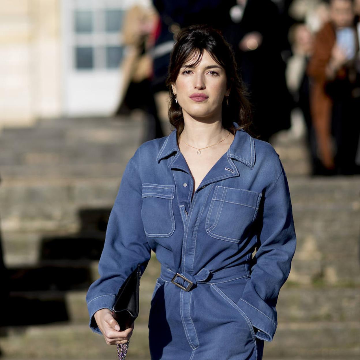 Influencer con maquillaje natural perfecto