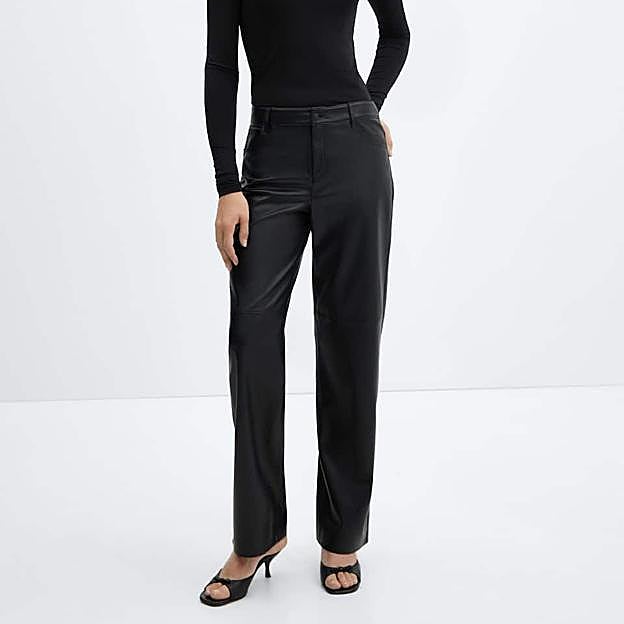 Imagen principal - Los pantalones efecto piel de Mango, de Bershka y de Adolfo Domínguez.