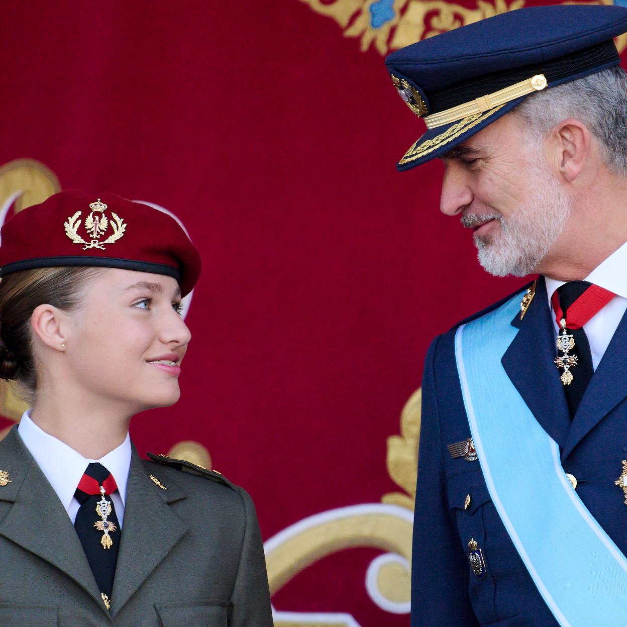 La complicidad entre padre e hija se ha visibilizado aún más desde que Leonor ha iniciado su formación militar. Felipe VI no puede evitar mirarla como padre orgulloso. 