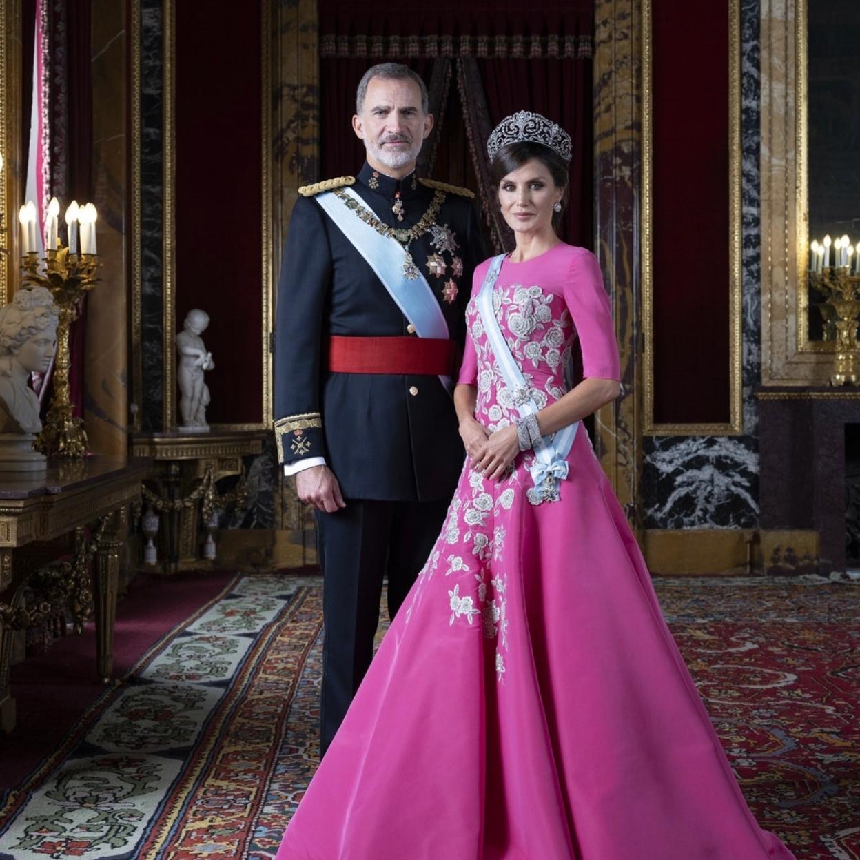 El retrato de los reyes Felipe y Letizia de Estela de Castro refleja toda la sofisticación histórica de los monarcas, sin dramatismos gracias a la luz natural. 