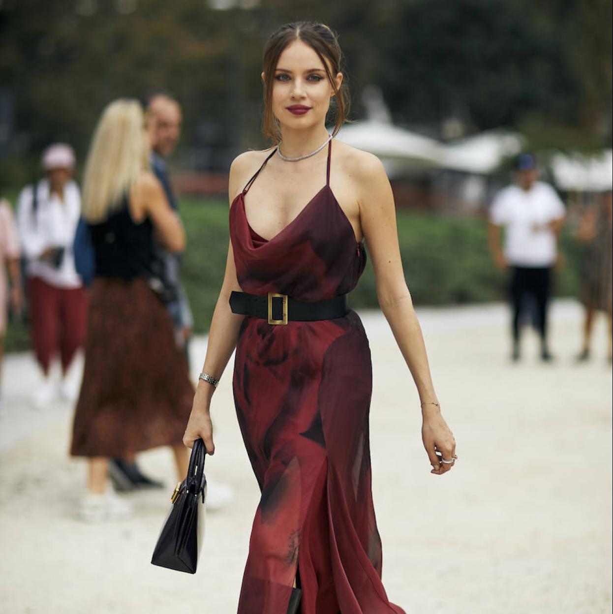 Influencer con look rojo cereza