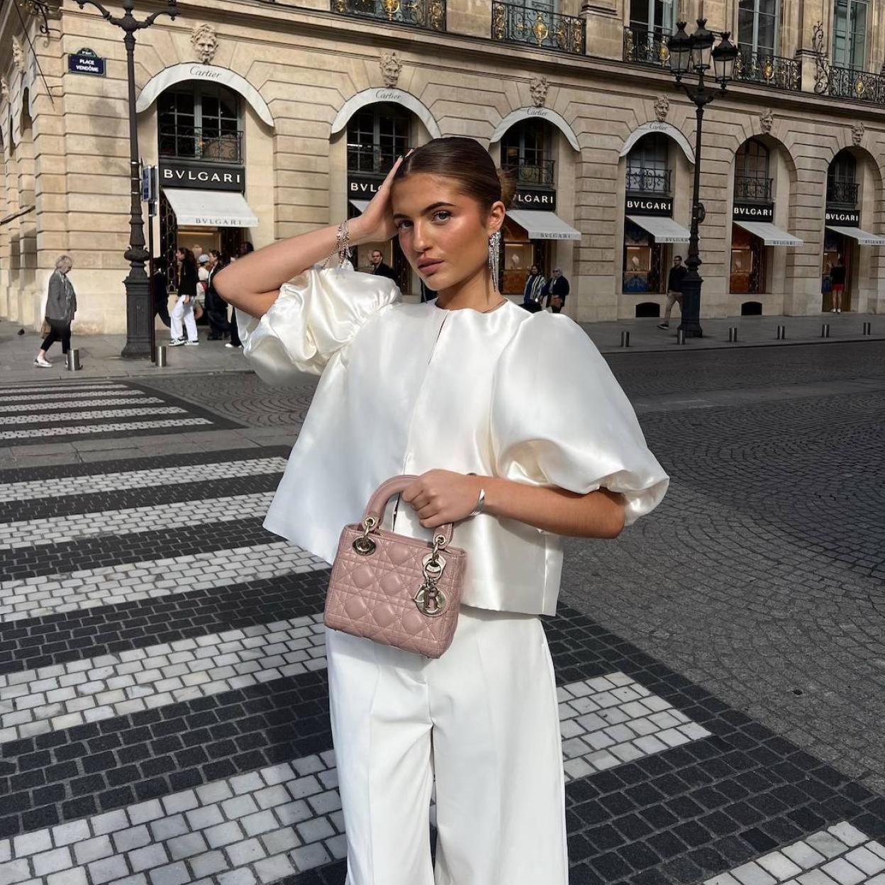 La influencer lleva una blusa elegante