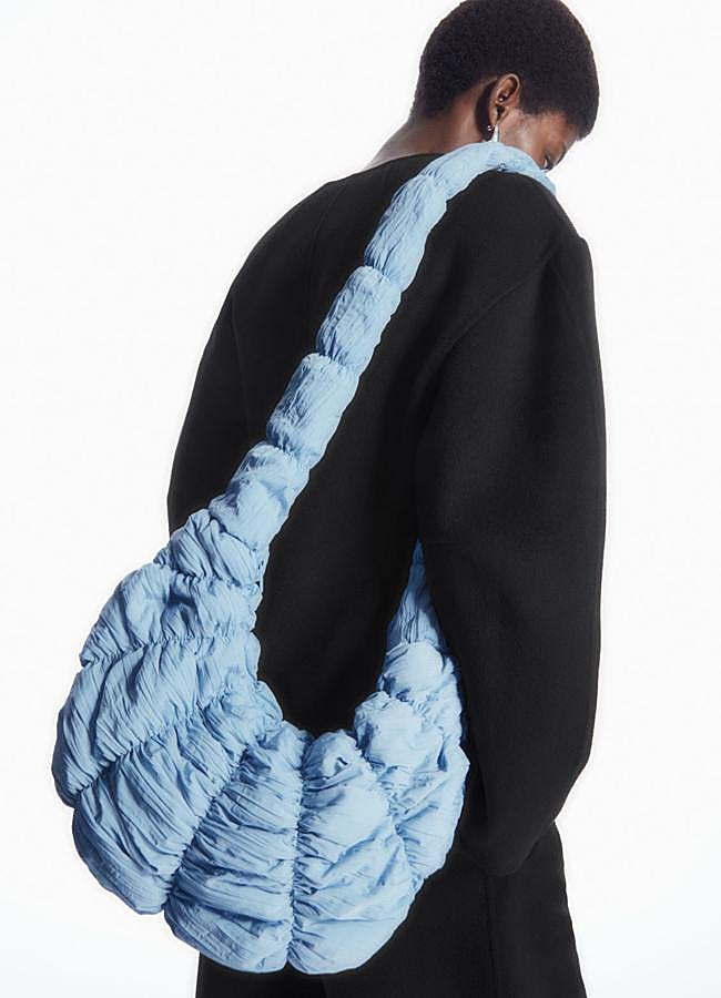 Imagen - Bolso en azul claro de Cos (69 euros).