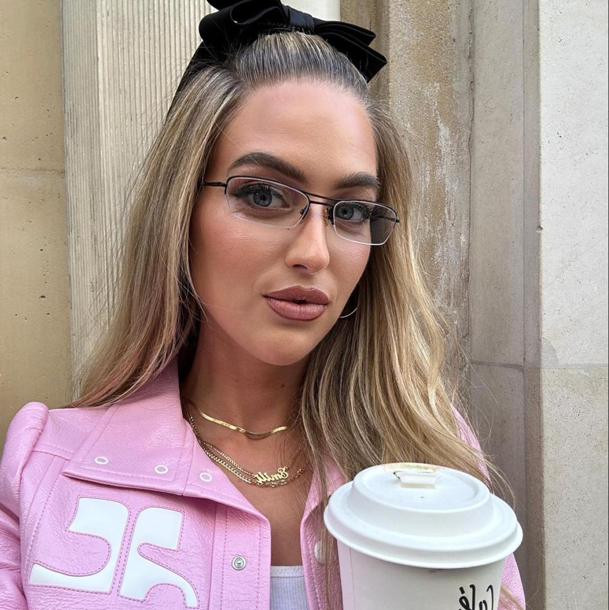 Las gafas de ver de los 2000 vuelven a ser tendencia