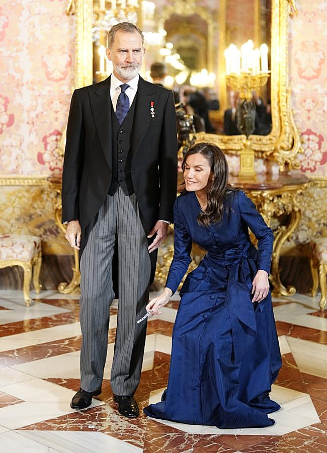 Imagen - La reina Letizia se agacha a recoger la pulsera. / LIMITED PICTURES