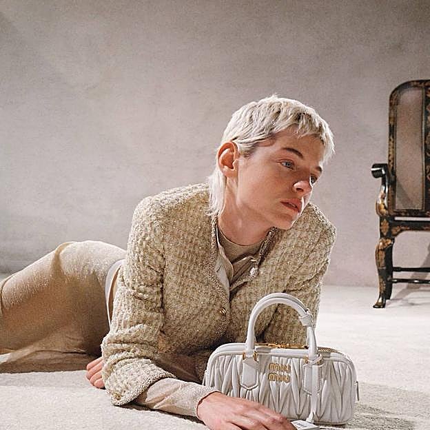 Emma Corrin con Wixie cut versión mullet