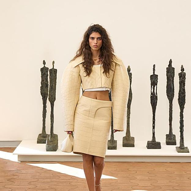 Gris, amarillo mantequilla y marrón chocolate, tres colores que aman las más elegantes y que harán que tus looks se vean caros