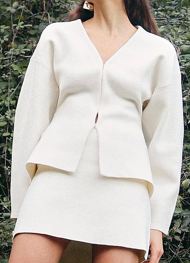 Imagen - Conjunto de punto blanco con chaqueta entallada y falda