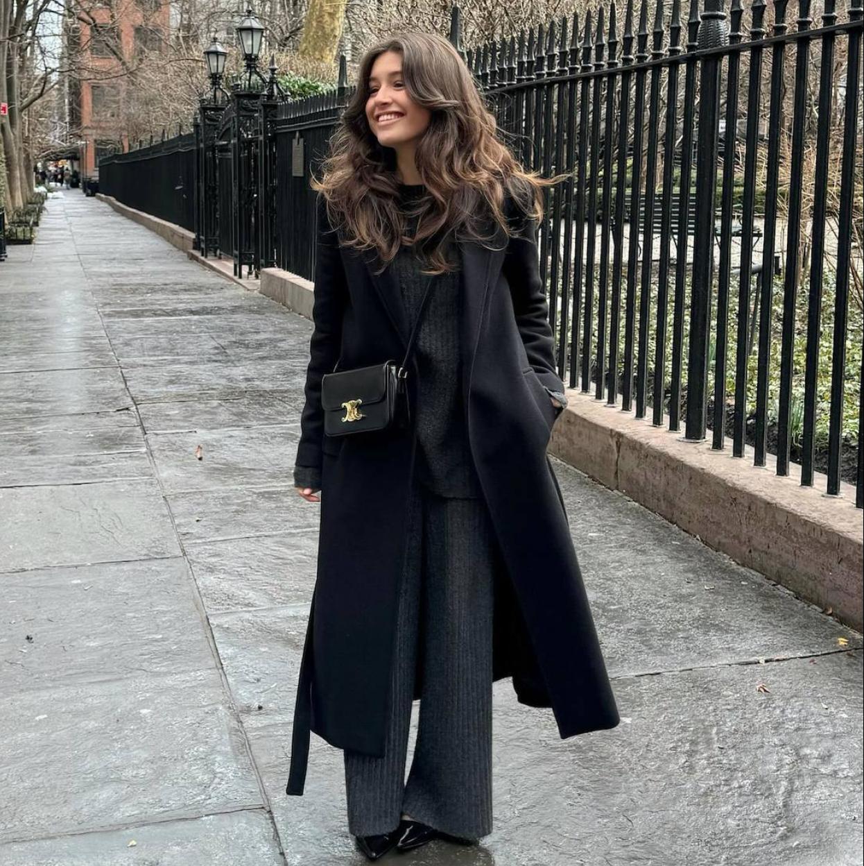 La influencer lleva un look cómodo con conjunto de punto