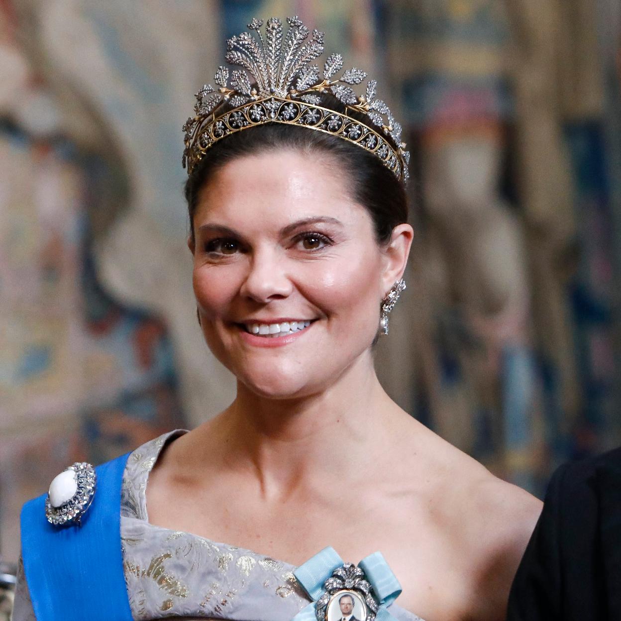 Victoria de Suecia con tiara en la cena con los Macron. 