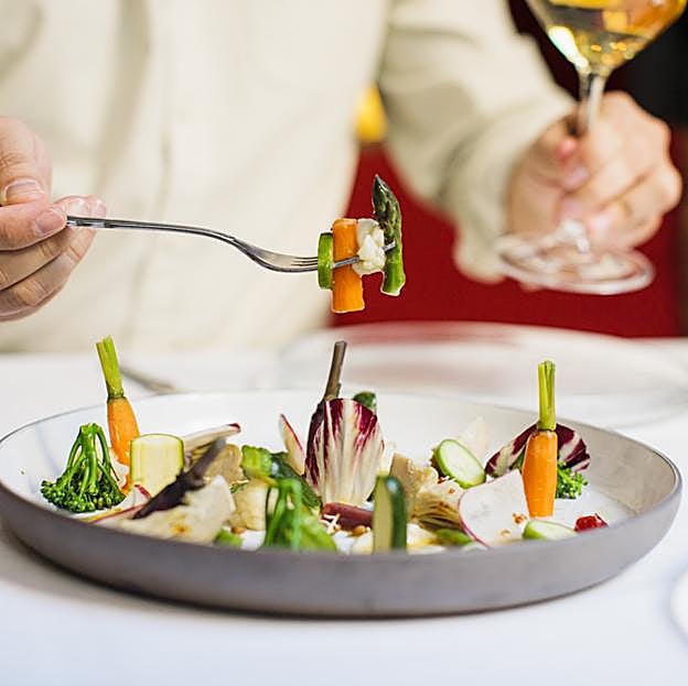 La ensalada Michel Bras, con la que Brasserie Lafayette rinde homenaje al chef francés. 