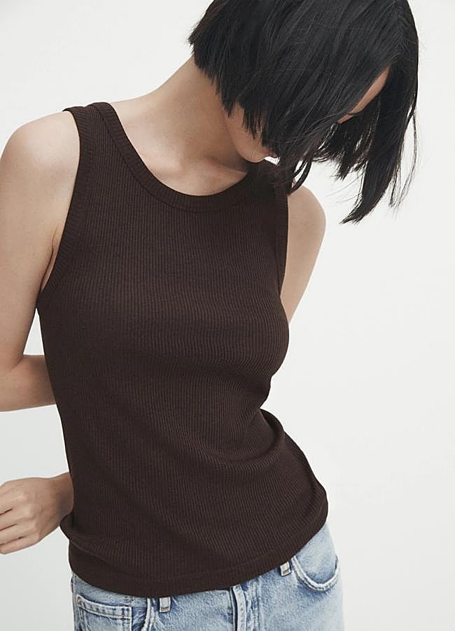 Imagen - Camiseta de tirantes en marrón de Massimo Dutti.