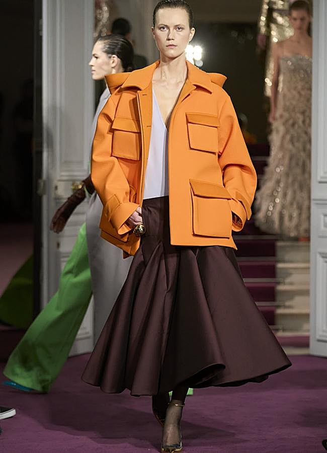 Imagen - Abrigo naranja del desfile de Valentino en la Alta Costura de París. Foto: Launchmetrics Spotlight.