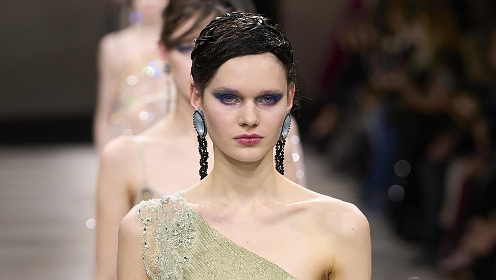 Maxipendientes en el desfile de Armani en la Alta Costura. Foto: Launchmetrics Spotlight.