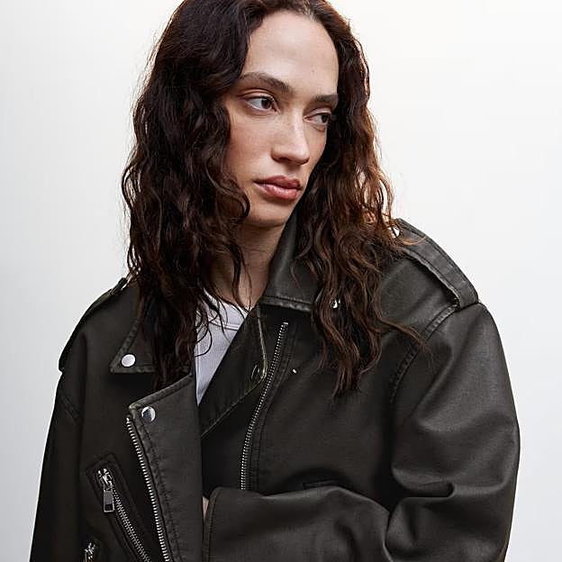 Imagen principal - Cazadora de cuero efecto desgastado de Mango Outlet.