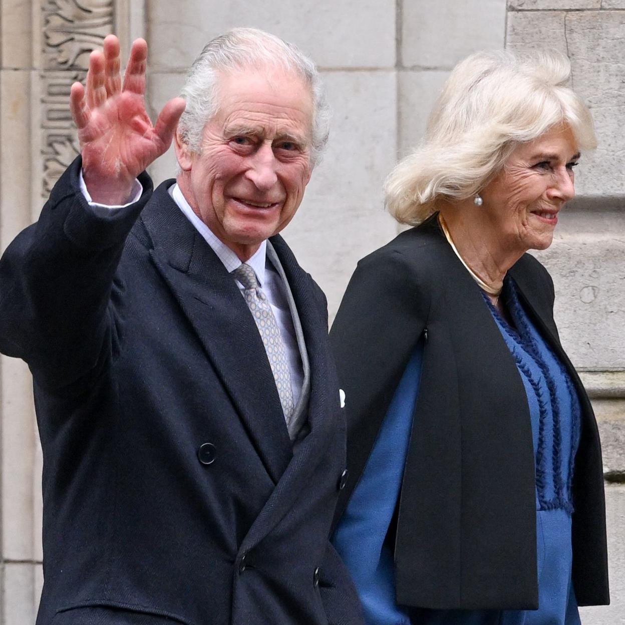 Carlos III y la reina Camilla, a la salida de The London Clinic.