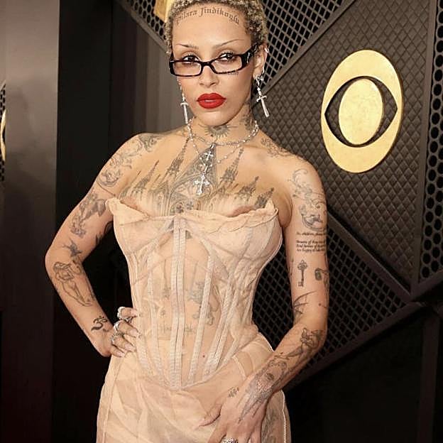 La rapera Doja Cat llevó a los Grammys un vestido que no dejaba nada a la imaginación. 