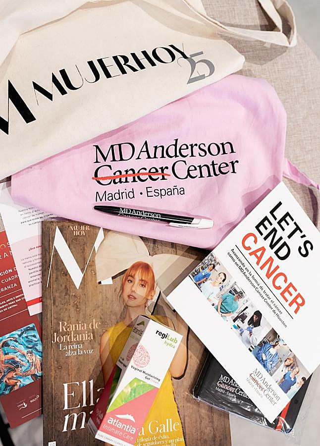 Imagen - Las asitentes al Mujerhoy Cancer Care 2024 se llevaron una goody bag con regalos de MD Anderson Cancer Center Madrid y Gilead y la hidratante vaginal Regilub de Atlantia, muy utilizada en tratamientos de radioterapia en procesos oncológicos. (Helena Sánchez)
