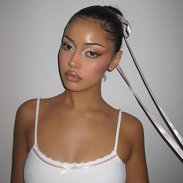 Modelo con maquillaje balletcore