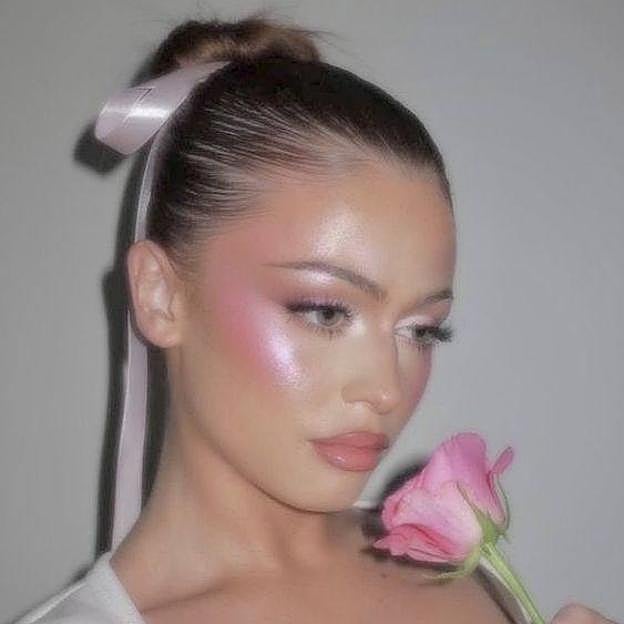 Mujer con ejemplo de look ballerina makeup