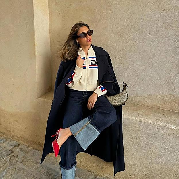 El cárdigan con cremallera viral que las influencers llevan sin parar cuando quieren mejorar sus básicos