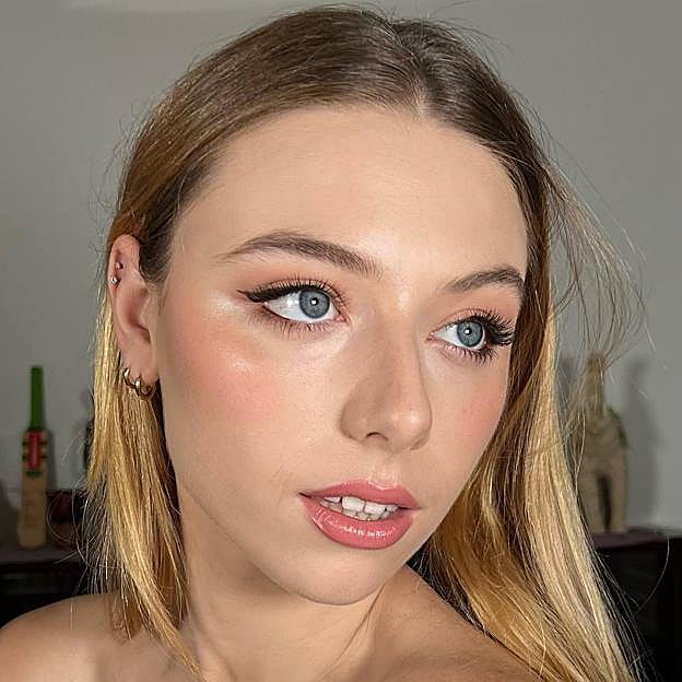 Mujer con puppy eyeliner en versión punta levantada