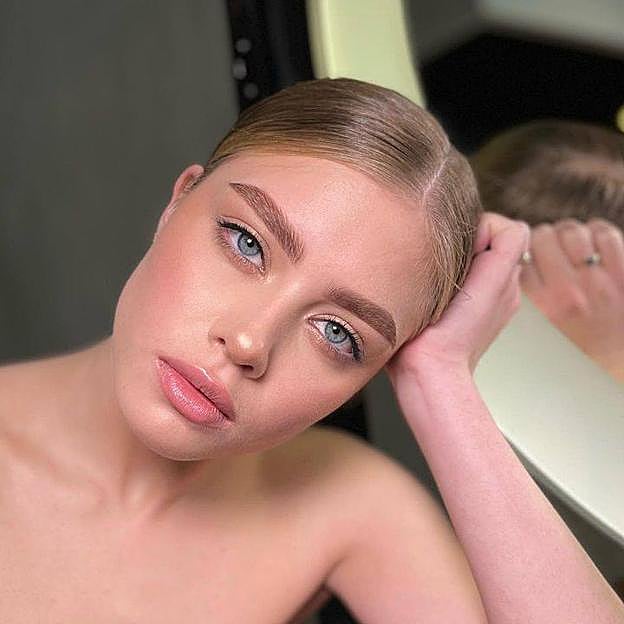 Modelo con tightlining super natural