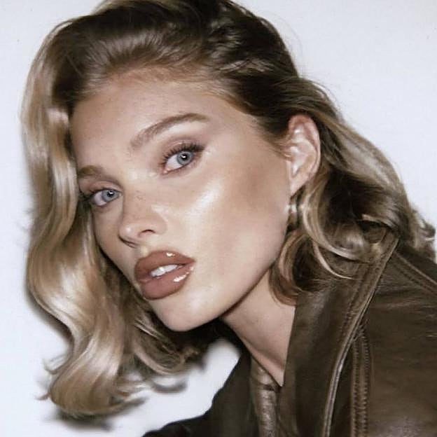 La modelo Elsa Hosk con labios glass skin