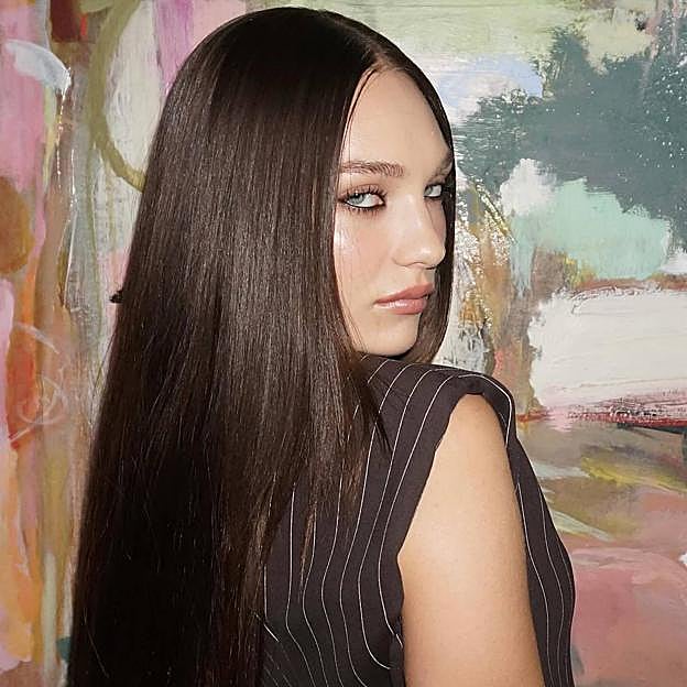 Maddie Ziegler con melena resplandeciente tipo liquid hair