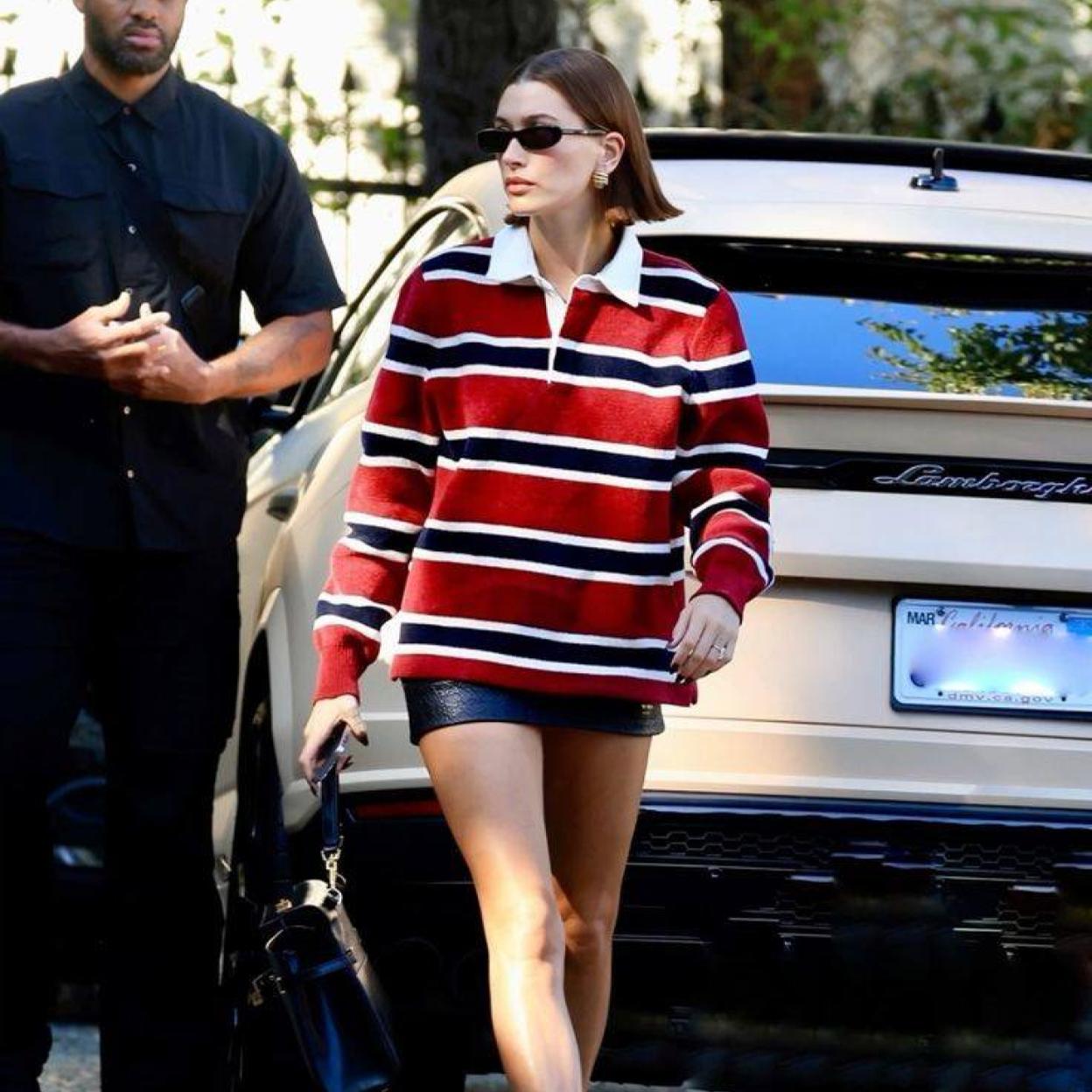 Hailey Bieber con look college con polo