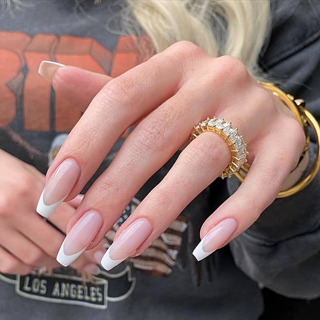 Uñas bailarina estilo manicura francesa