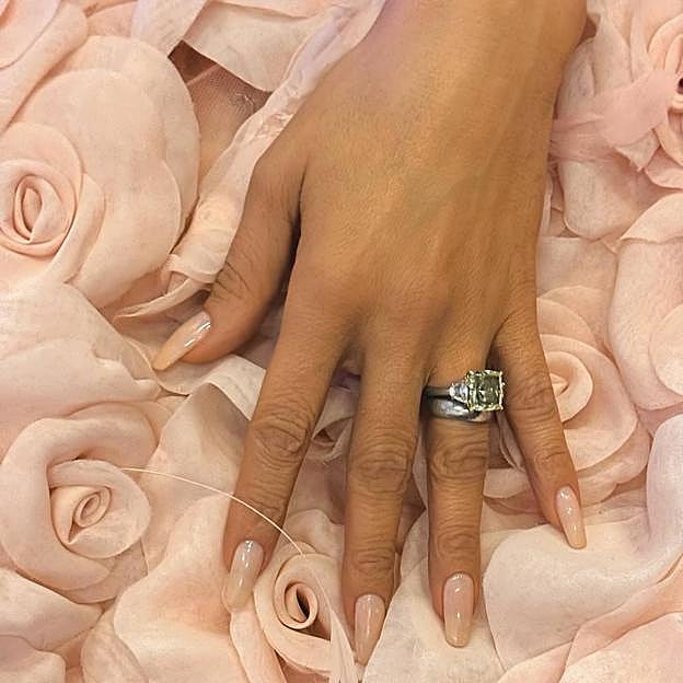 Jennifer López con uñas bailarina estilo rich girl