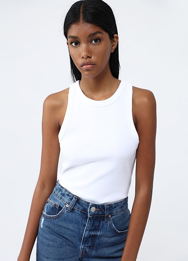 Imagen - Camiseta básica en blanco de Lefties (3,99 euros).