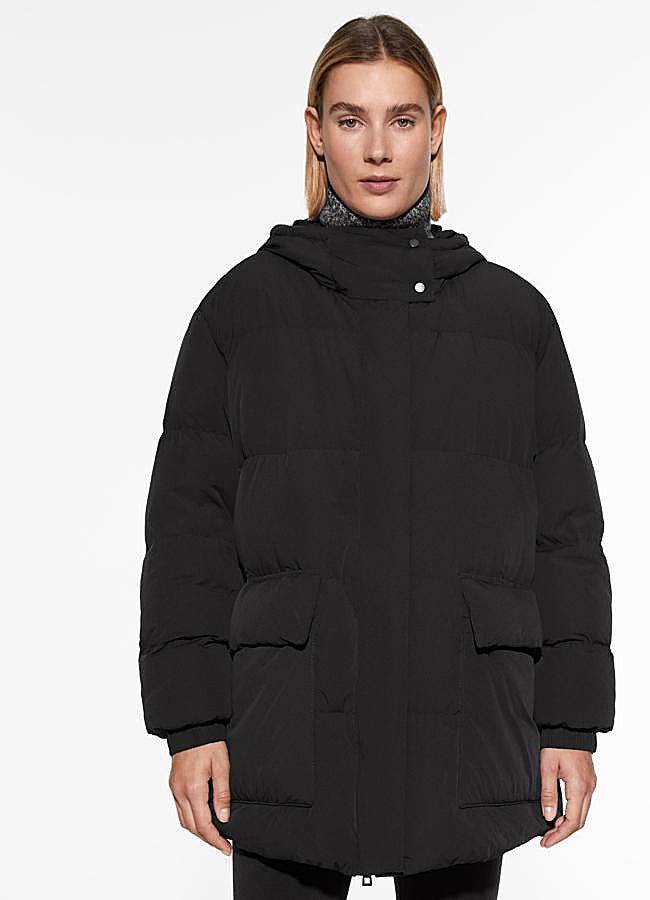 Imagen - Chubasquero oversize resistente al agua de Oysho.