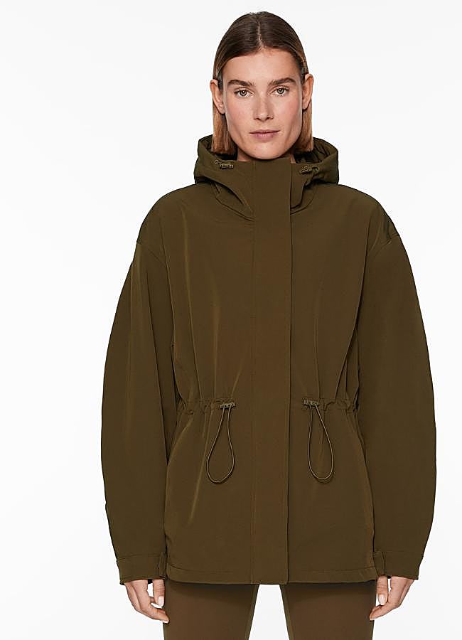 Imagen - Chubasquero en color caqui de Oysho.