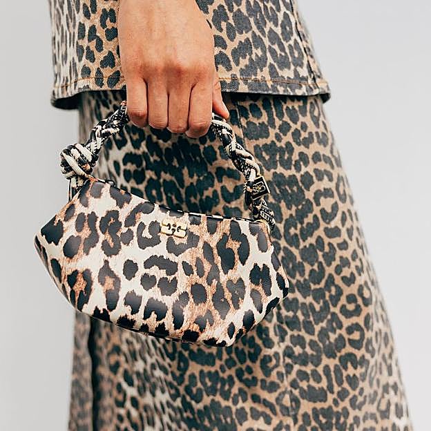 Bolso y conjunto con estampado de leopardo de Ganni.